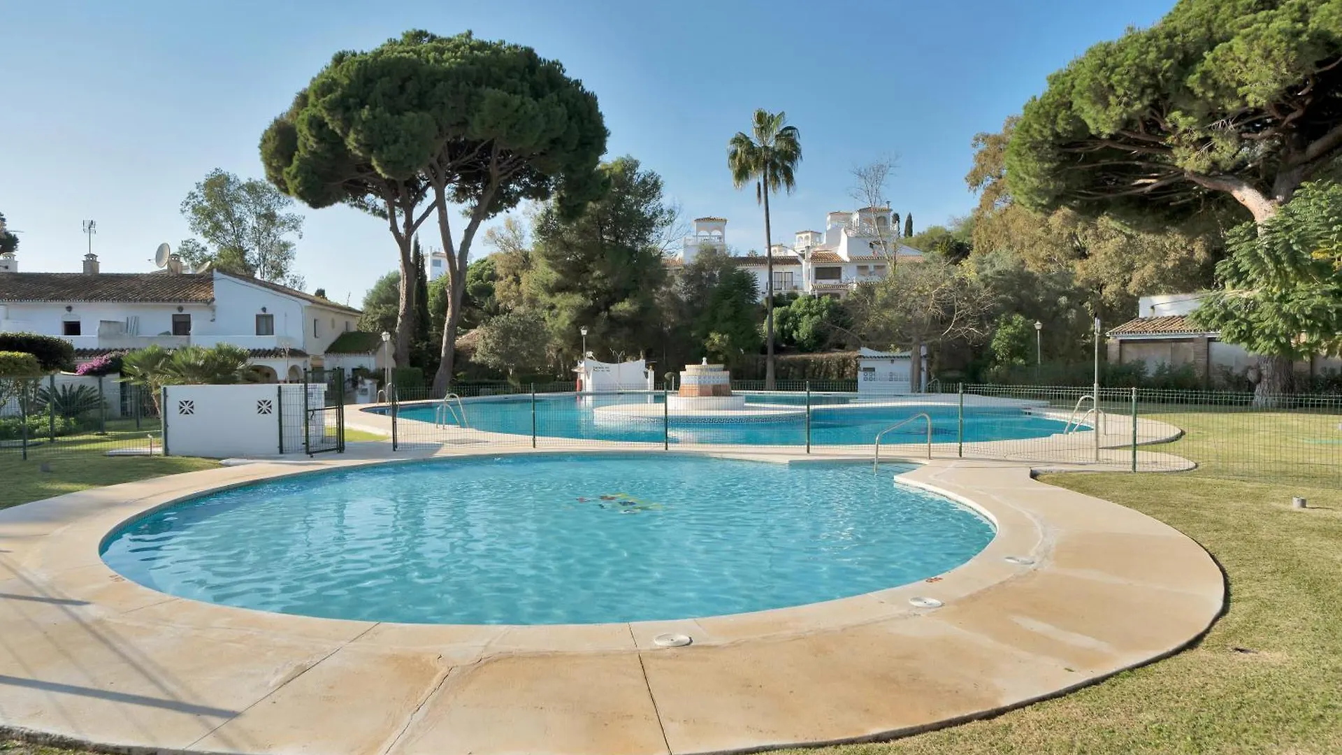 Bonita Casa Adosada En Esquina Marbella Vakantiehuis